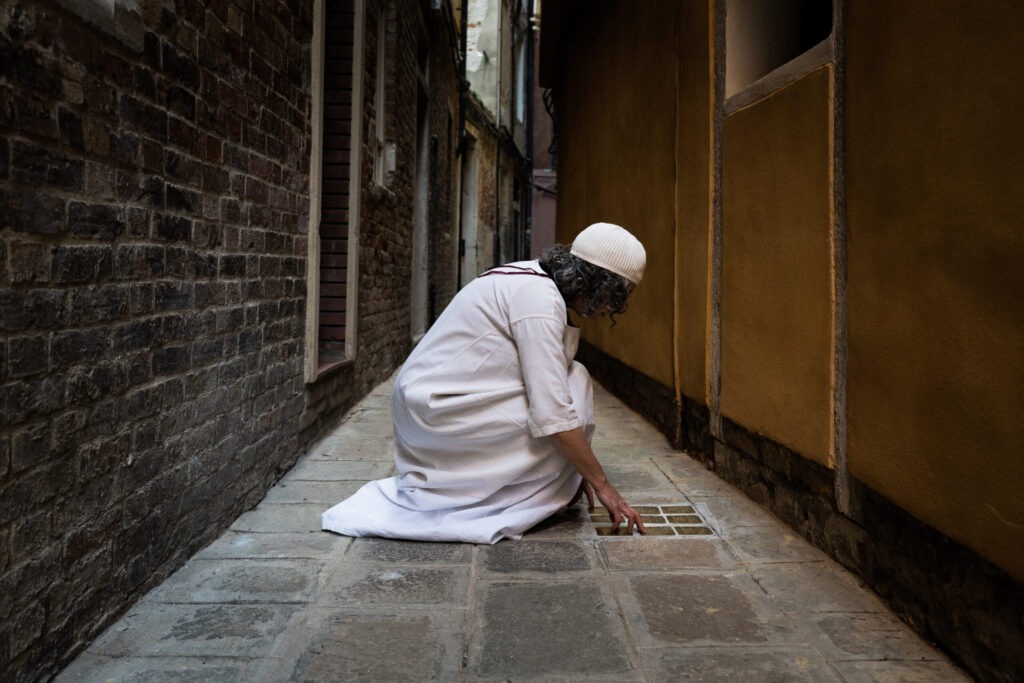Where Lies the Border Between Us?, Beth Krensky, 2023, Solo Performance in the Jewish Ghetto, Venice, Italy.