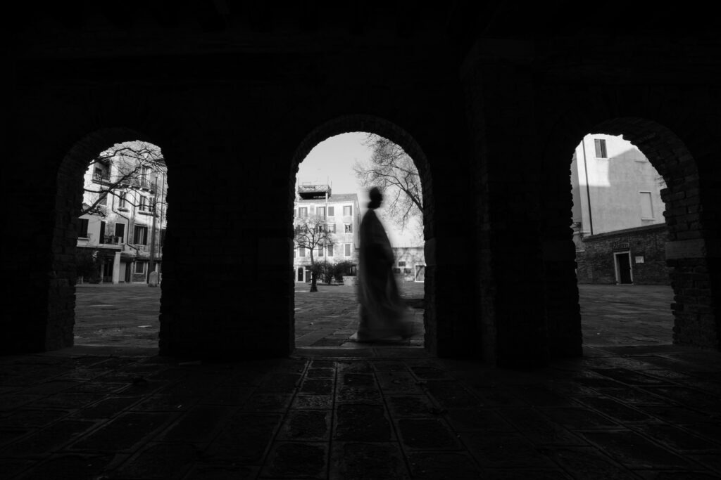 Where Lies the Border Between Us?, Beth Krensky, 2023, Solo Performance in the Jewish Ghetto, Venice, Italy, Photo credit: Dylan Totaro